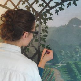 Lola sur les feuillages de premier plan